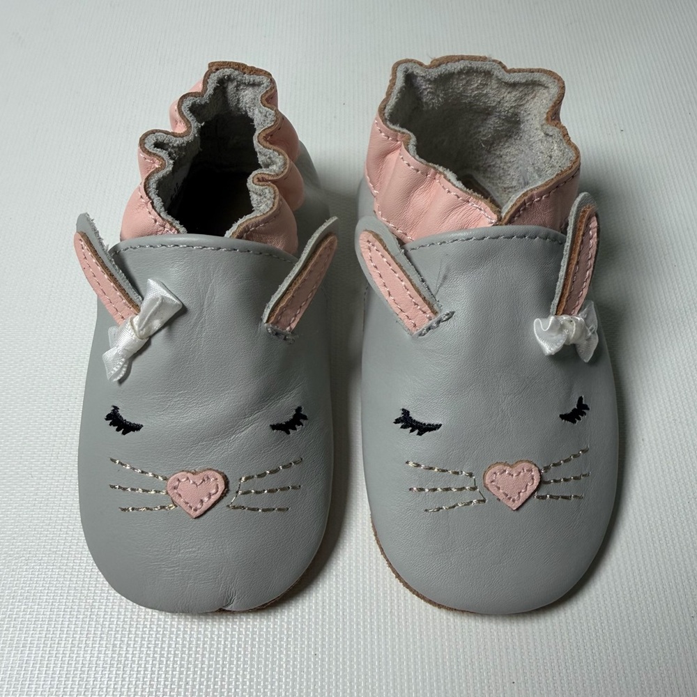 Like New - Robeez Some Bunny Loves Me Crib Shoes - sz 6-12 months